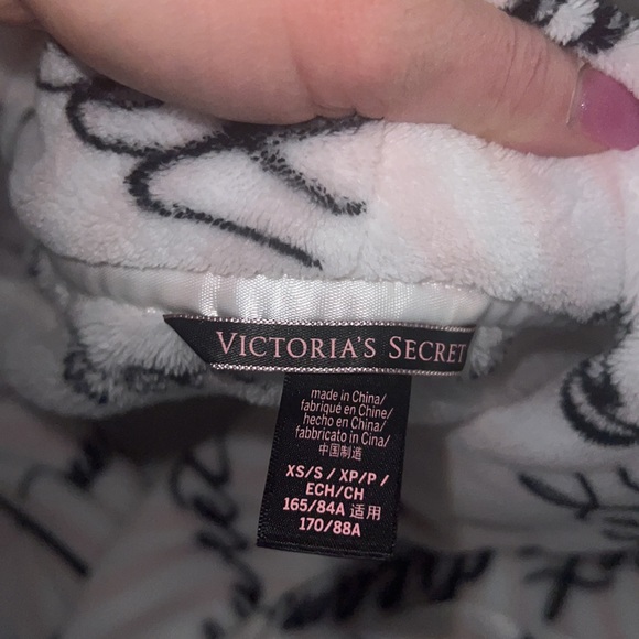 Victoria secret robe - Picture 2 of 3